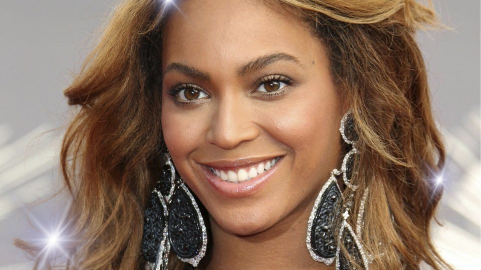 Beyoncé, cantautora, productora, actriz, directora, diseñadora y empresaria estadounidense.