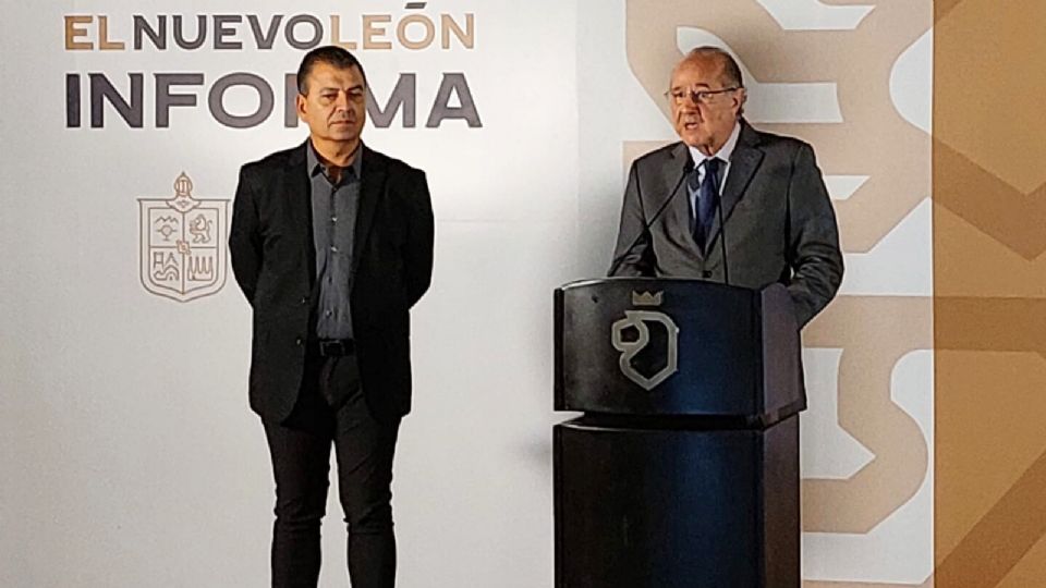 Director del Instituto Estatal de la Vivienda en la entidad, Eugenio Montiel (izquierda) y secretario de Gobierno de Nuevo León, Javier Navarro (derecha).