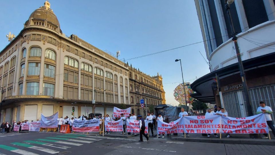 Dueños y encargados de negocios de venta de madera protestan en inmediaciones del gobierno de la Ciudad de México.