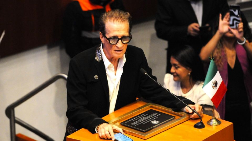 El cantante Emmanuel visitó el Senado de la República.