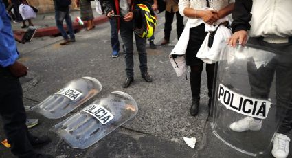 Guatemala: Manifestantes se enfrentan a policía afuera del Congreso ante investidura de Arévalo