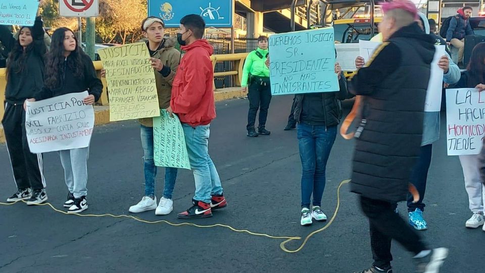 Por varios minutos bloquearon el acceso a la avenida Capitán Carlos León, lo que generó retrasos en las llegadas de algunos viajeros.

