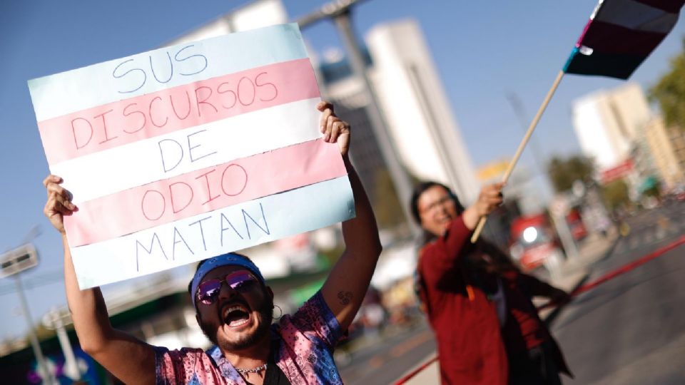 Activistas de colectivos trans marcharon, en Ciudad de México.