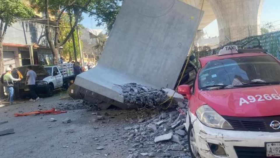 Cae estructura del tren interurbano.