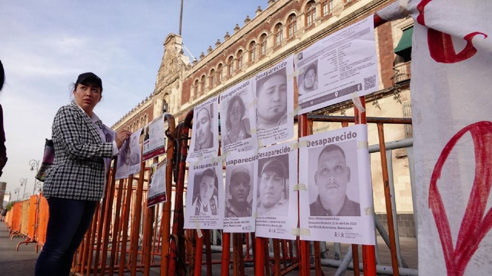 Diversos colectivos de búsqueda de personas desaparecidas se manifestaron y colocaron mantas frente a Palacio Nacional, para exigir a las autoridades que se siga con el trabajo de búsqueda de sus familiares.