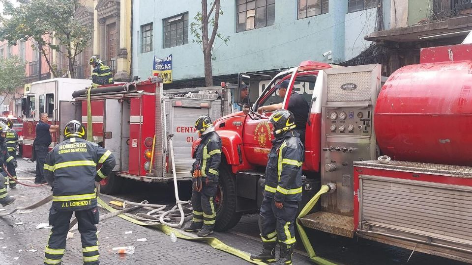 Bomberos de la CDMX sofocaron el incendio en la parte alta de la Plaza de la Tecnología.