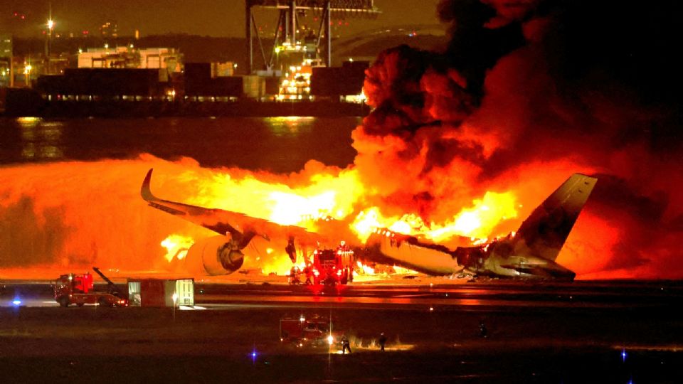 Bomberos trabajan en el Aeropuerto Internacional de Haneda tras incendiarse el avión A350 de Japan Airlines, en Tokio, Japón.