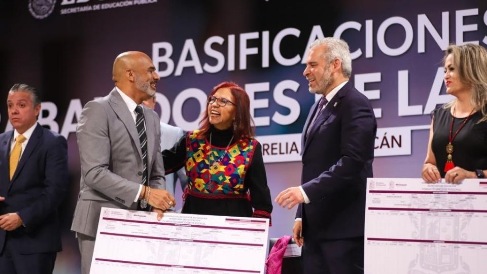 En un acto de justicia laboral se han basificado en este gobierno 950 mil maestras y maestros.