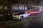 Auto choca y derriba poste de concreto en la avenida Gonzalitos