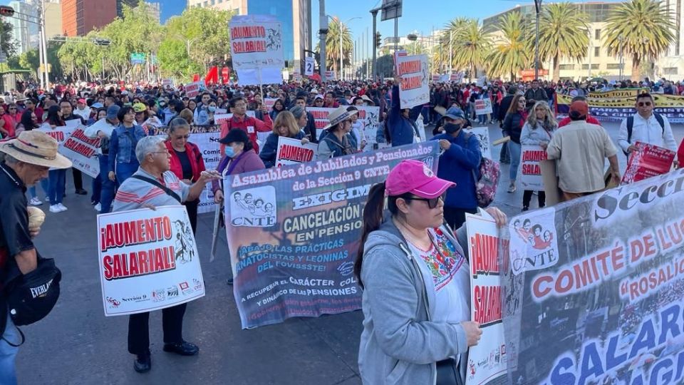 Maestros de la CNTE protestan en calles de la CDMX.