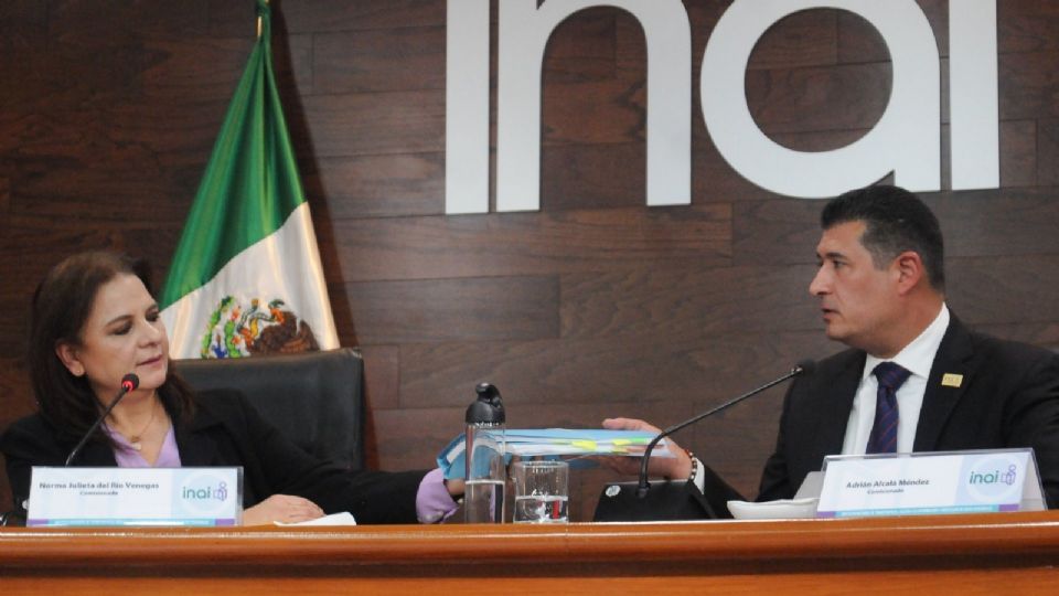 Consejera del INAI, Norma Julieta del Río, entregando un archivo con distintas denuncias al consejero presidente de dicho instituto, Adrián Alcalá.