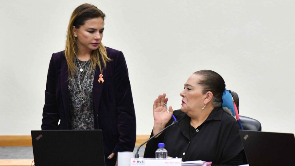 Carla Humphrey, consejera electoral, y Guadalupe Taddei, consejera presidenta del INE.