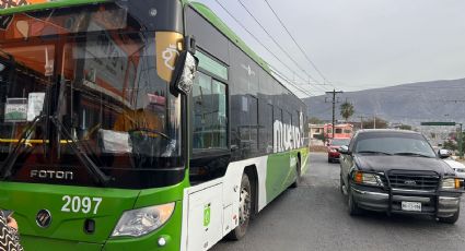 Chocan camiones urbanos en avenida Aztlán en Monterrey