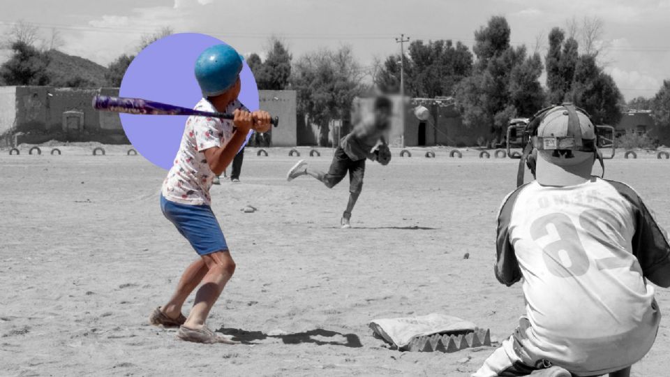 Niños jugando beisbol.