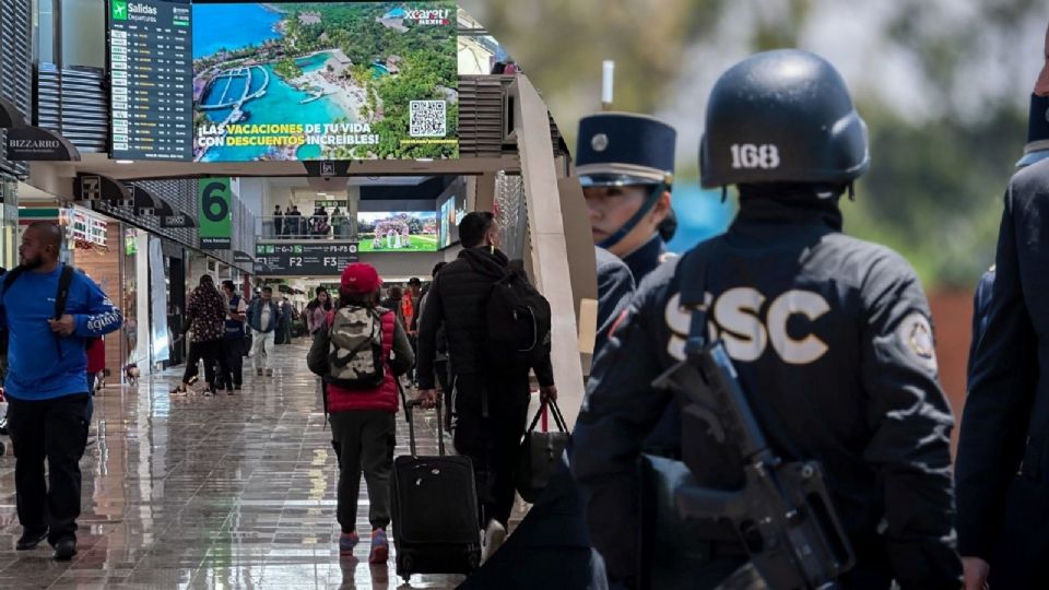 Policías en el AICM.