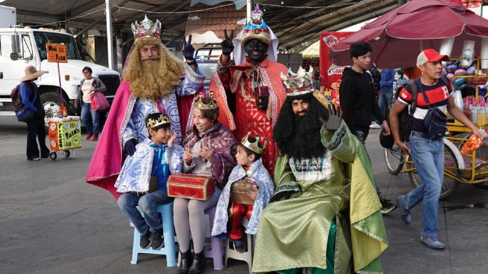 Ya se acerca el día de Reyes y estos tratan de llevar todo lo que piden sus niños.