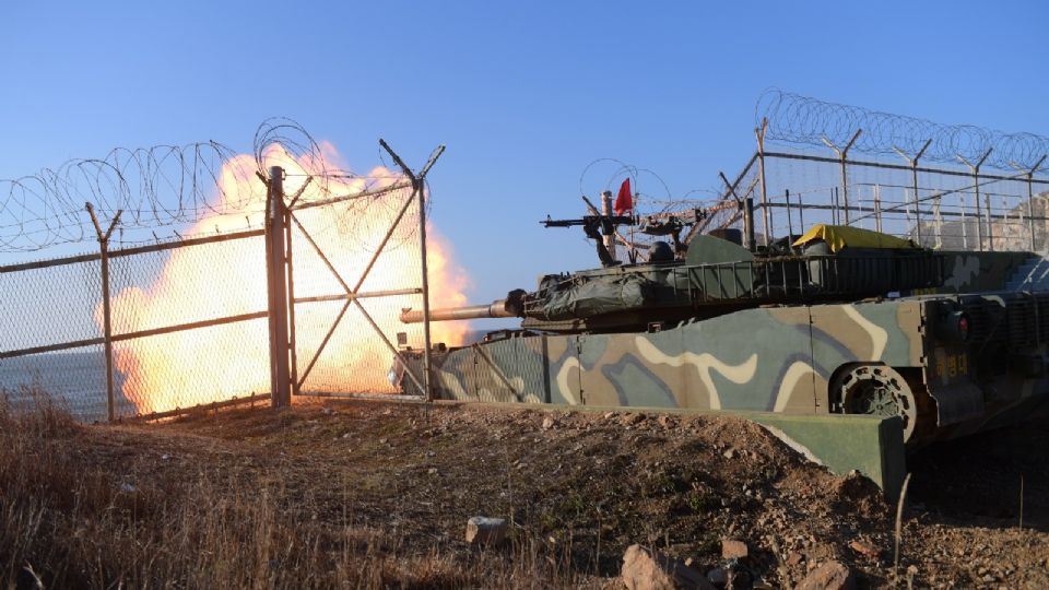 El ejército surcoreano informó hoy que respondió con maniobras con fuego real a los ensayos de artillería realizados poco antes por Corea del Norte en el Mar Amarillo.
