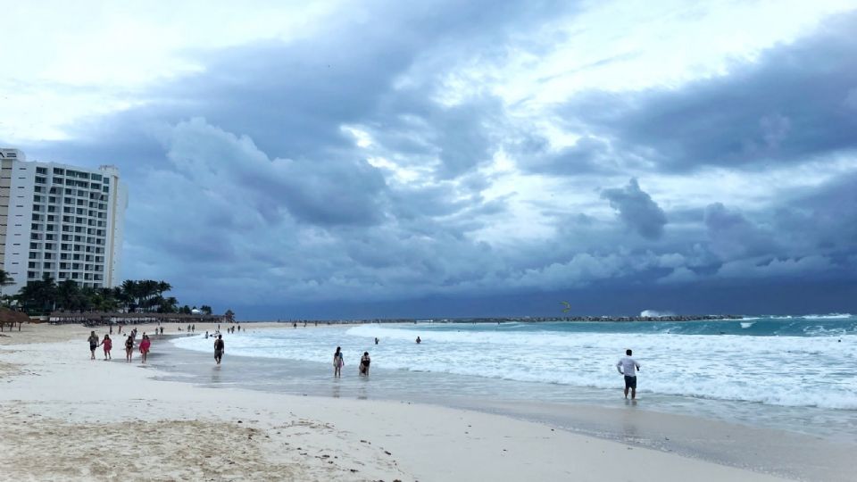 La zona de baja presión que se localiza en el Océano Pacífico, al suroeste de la península de Baja California, permanece bajo vigilancia.