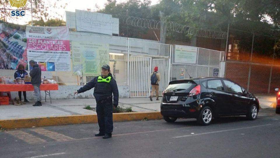 Luego de un largo periodo vacacional, regresan estudiantes a clases.