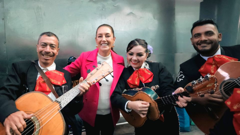 Fue recibida con mariachi.