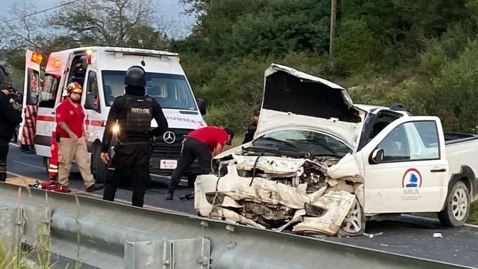 Un taxista y un ex policía mueren tras chocar contra una camioneta en Galeana