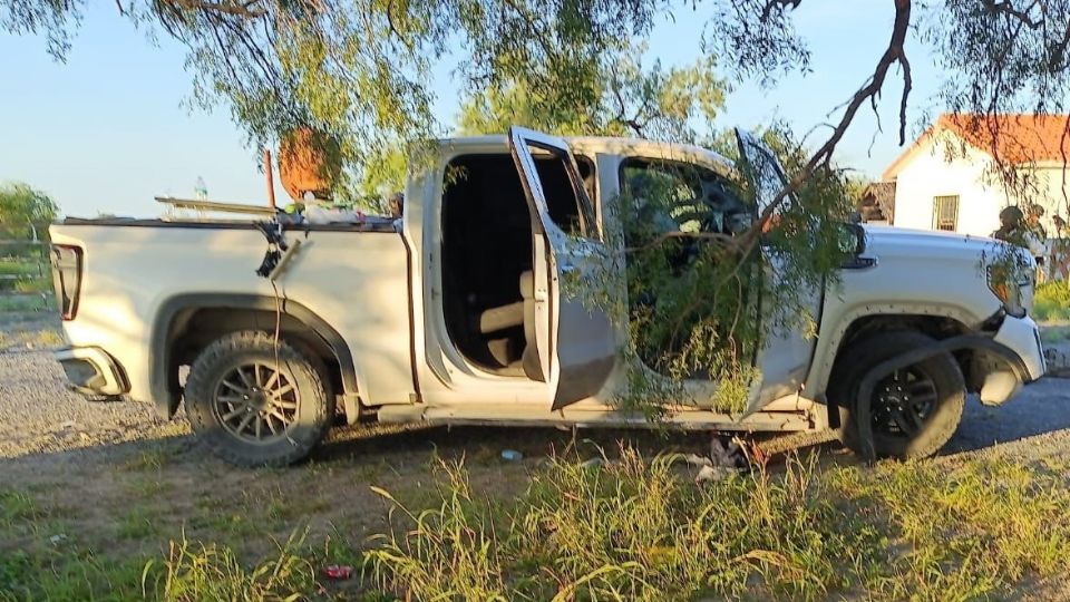 Los elementos visualizaron a distancia una camioneta sin placas de circulación, estacionada sobre un camino de terracería con personas armadas a bordo.