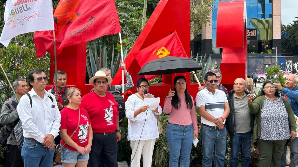 Integrantes de la CNTE realizaron una marcha de la ex normal de maestros al antimonumento a los 43 normalistas desaparecidos.