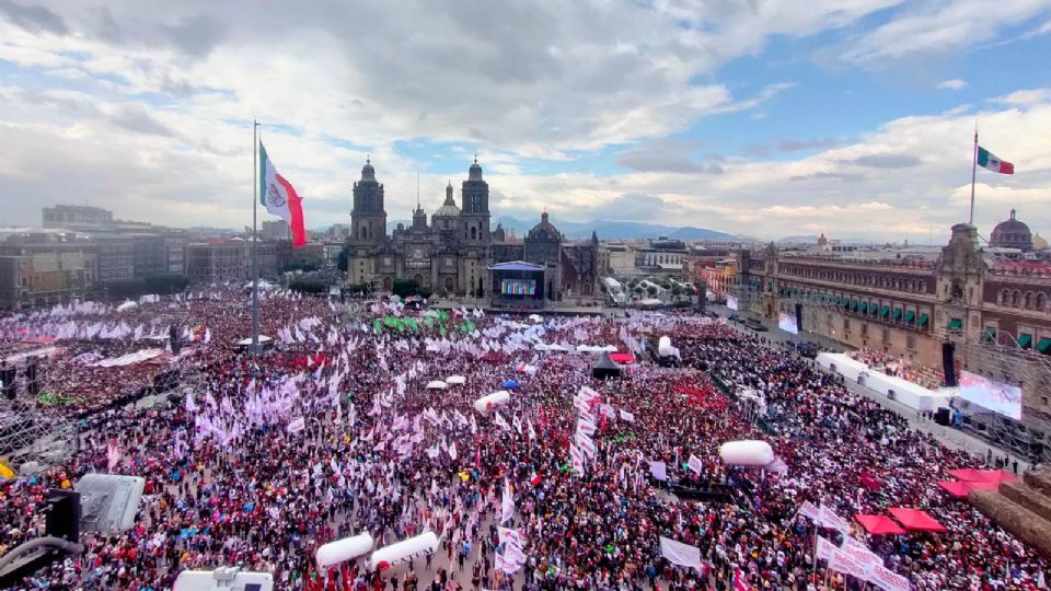 Personas se retiran del Zócalo CDMX.