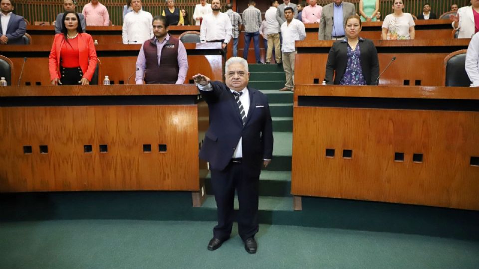 Gustavo Alarcón llegó alrededor de las 10:40 horas al inmueble que alberga al Poder Legislativo, y fue hasta las 13:40 horas que ingresó al salón de sesiones.