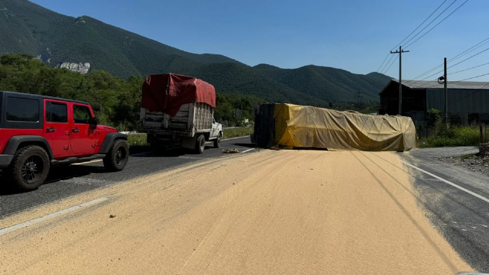 El remolque que se desprendió derramó la carga de alimento para ganado sobre varios carriles de la carretera Nacional.