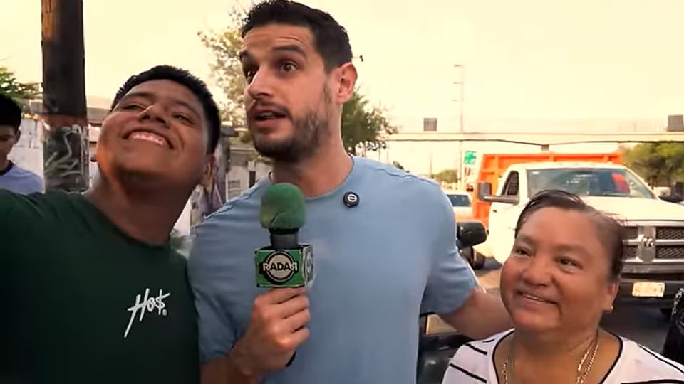 El conductor se dio tiempo para tomarse fotografías con sus seguidores y repartir dinero.