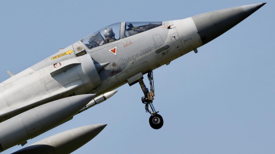 Un avión de combate Mirage 2000 de la Fuerza Aérea de Taiwán se acerca para aterrizar dentro de la base aérea de Hsinchu, Taiwán, 14 de octubre de 2024.