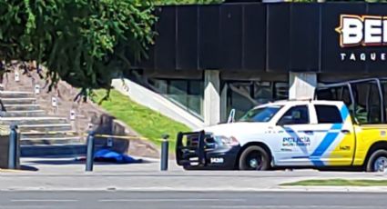 Hombre fallece tras desmayo frente a plaza comercial en Monterrey