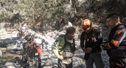 Motociclistas son rescatados tras quedar varados en sierra de Santiago