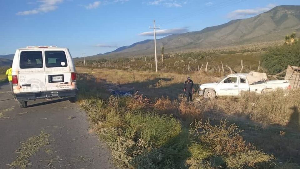 Vuelca camioneta en Doctor Arroyo: Mueren cuatro trabajadores y cinco más resultan heridos