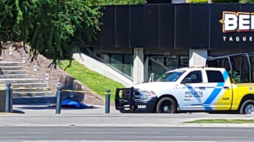 
Hombre fallece tras desmayo frente a plaza comercial en Monterrey
