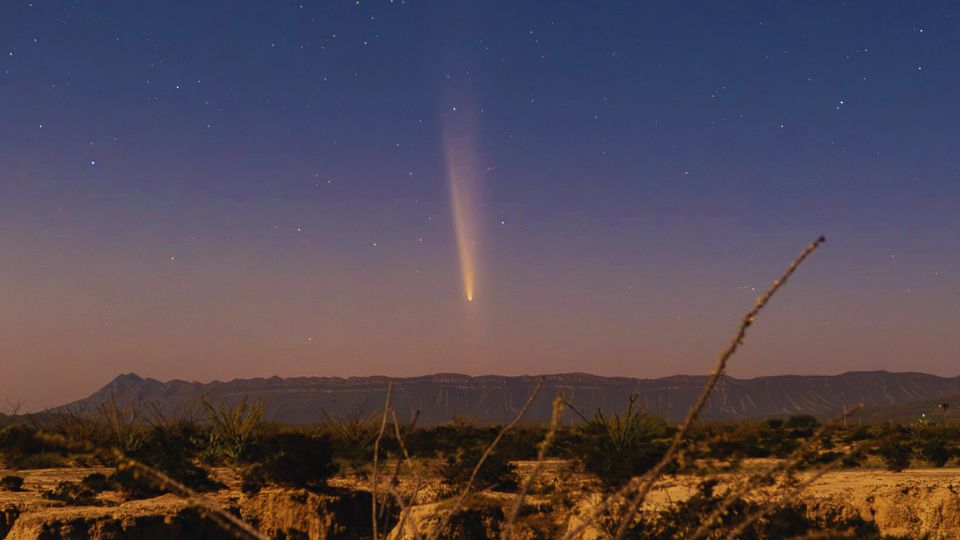 
Se ilumina cielo de Nuevo León con el 'Cometa del siglo'
