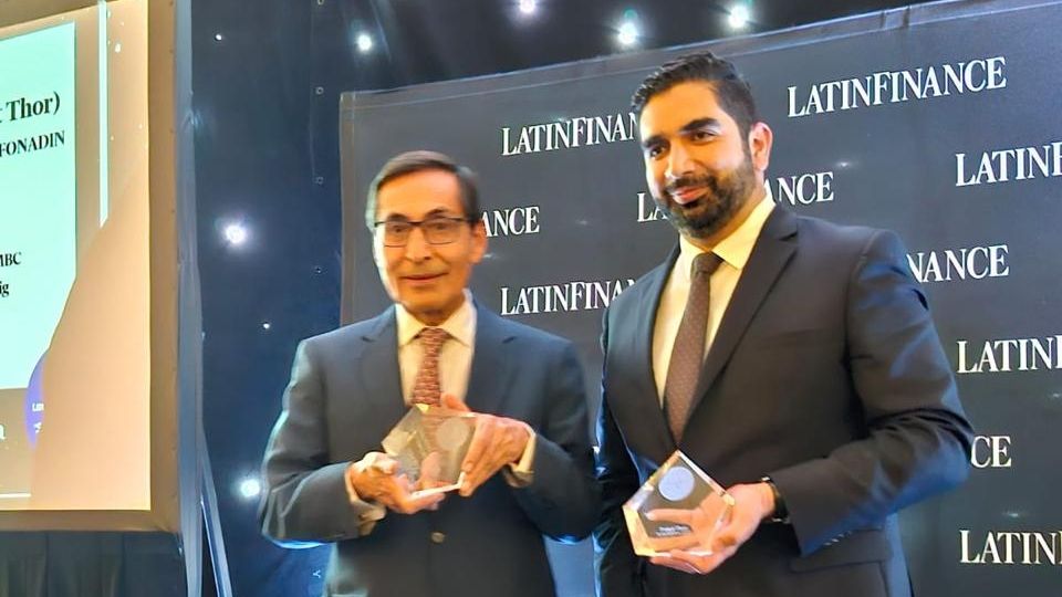 Rogelio Ramírez de la O, titular de Hacienda, recibe el premio.