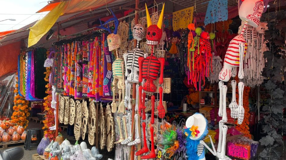 Las artesanías mexicanas predominan sobre los productos para la noche de brujas, pero estos acaparan la atención de los visitantes.