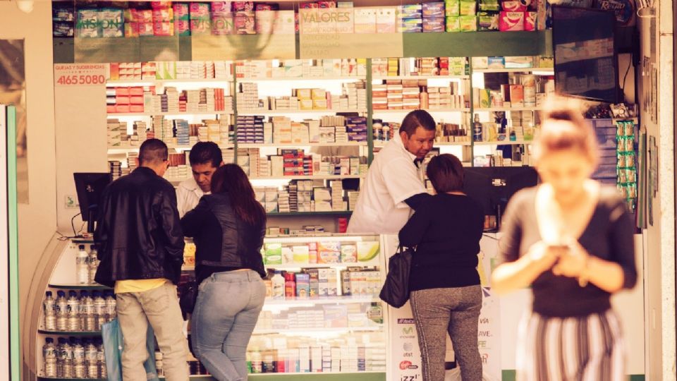 Farmacia con medicamentos variados.