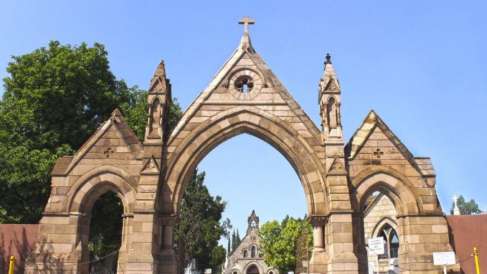 Panteones El Carmen y Dolores.