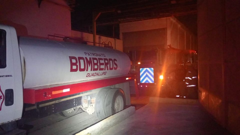 Elementos de Bomberos Nuevo León acudieron para atender la situación de riesgo en la planta.