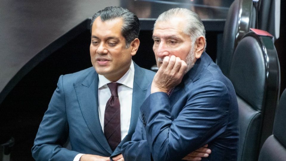 Adán Augusto López, coordinador morenista en el Senado, y a su izquierda el diputado Sergio Gutiérrez Luna.