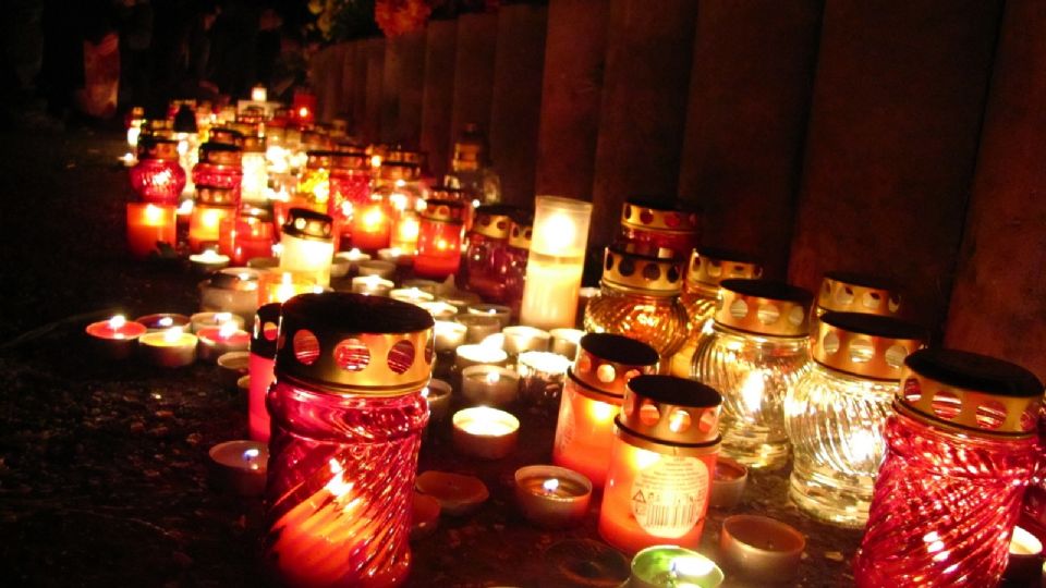 El altar de Día de Muertos es una tradición mexicana que conecta el mundo de los vivos con el de los muertos. Entérate cuáles son los básicos para que coloques el tuyo dedicado a tus seres queridos que ya partieron.