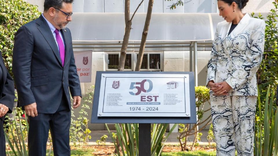 Develan placa por 50 aniversario de la Escuela Superior de Turismo.