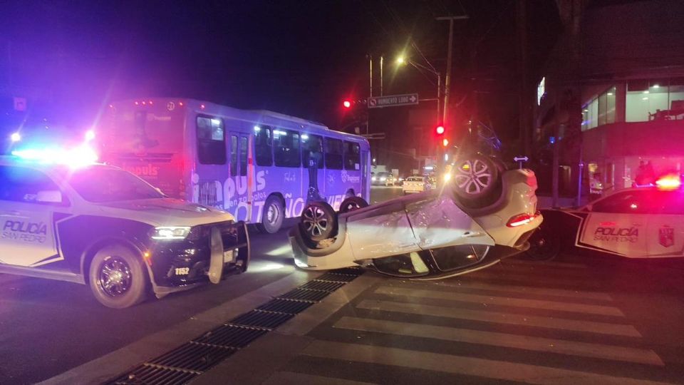 
Choca y vuelca camión de ruta urbana a automóvil en San Pedro
