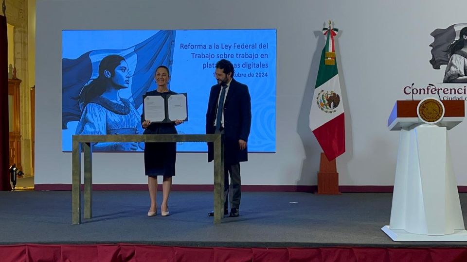 Claudia Sheinbaum, presidenta de México y el titular de la STPS, Marath Bolaños López.