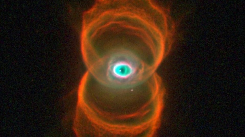 Imagen de una nebulosa planetaria tomada por Hubble en 1996, que se asemeja a un ojo.