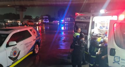 Lluvias dejan tres muertos y autos varados en Monterrey y área metropolitana