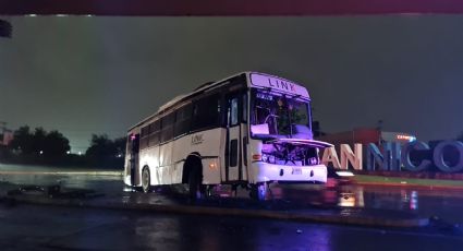 Choques por lluvias "inundan" calles de Monterrey y dejan caos vial